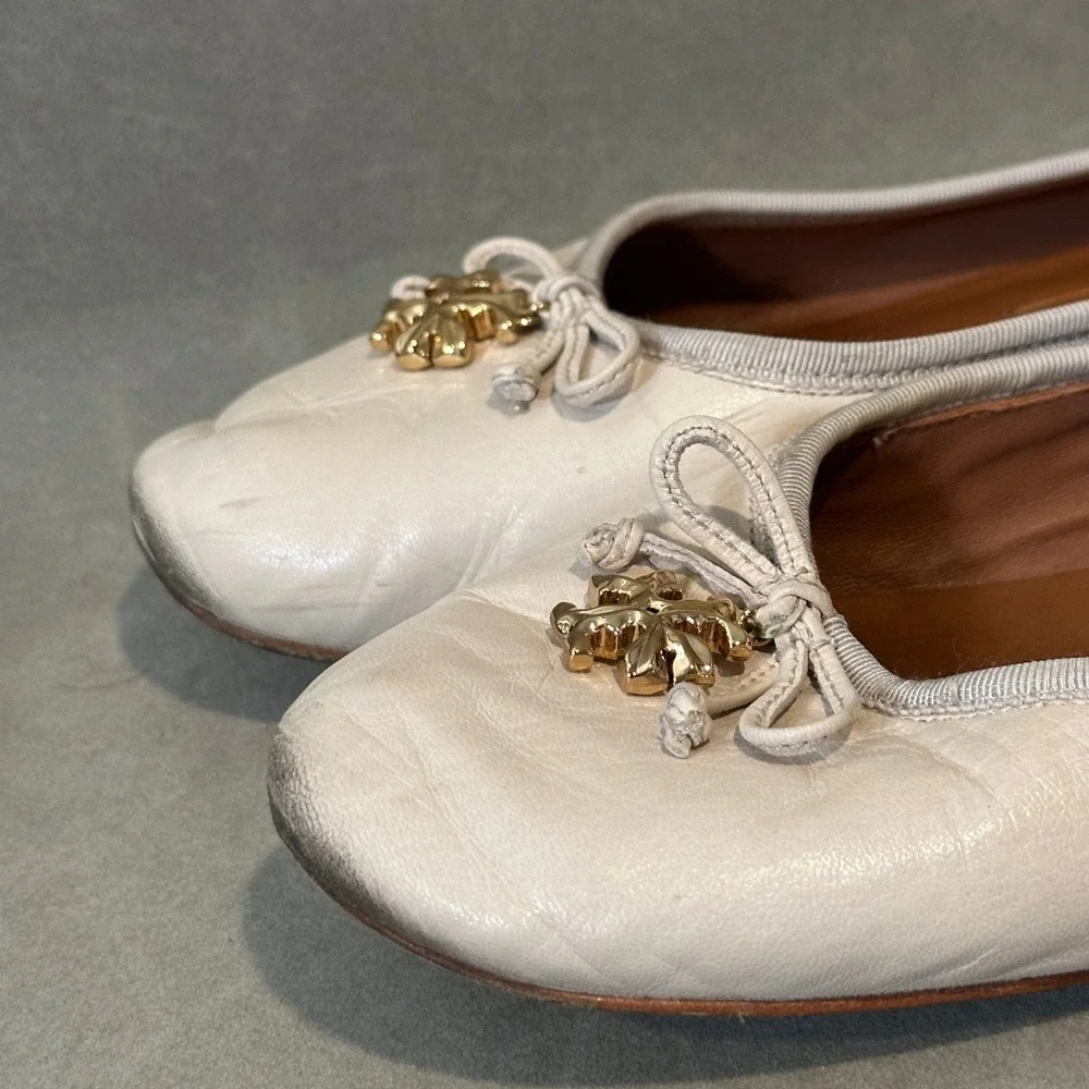 Tory Burch‎ Minnie Travel Ballet Flats Cream Leather Gold Logo Charm Size 9M
